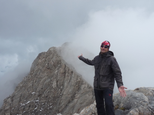 Vf. Skala (2866 m). În spate, jumătate acoperit, se înalţă Varful Mytikas, 2919 m, cel mai înalt pisc al Olimpului. Pentru mine, azi, 8 iunie 2013, intangibil.
